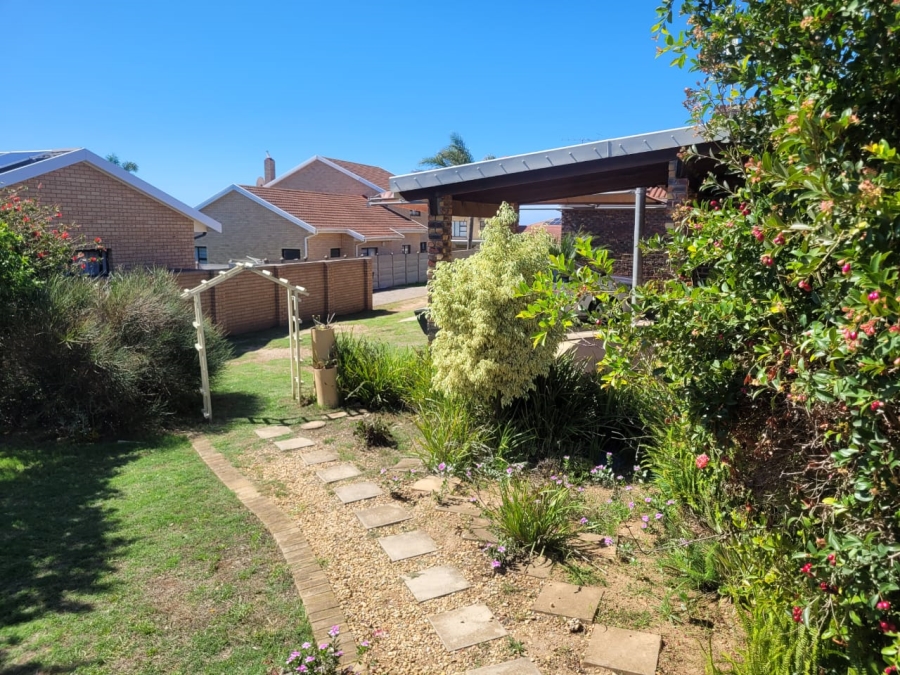 To Let 4 Bedroom Property for Rent in Wavecrest Eastern Cape